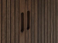 LYNGVIGAparador LYNGVIG 160cm 2 puertas persiana roble oscuro